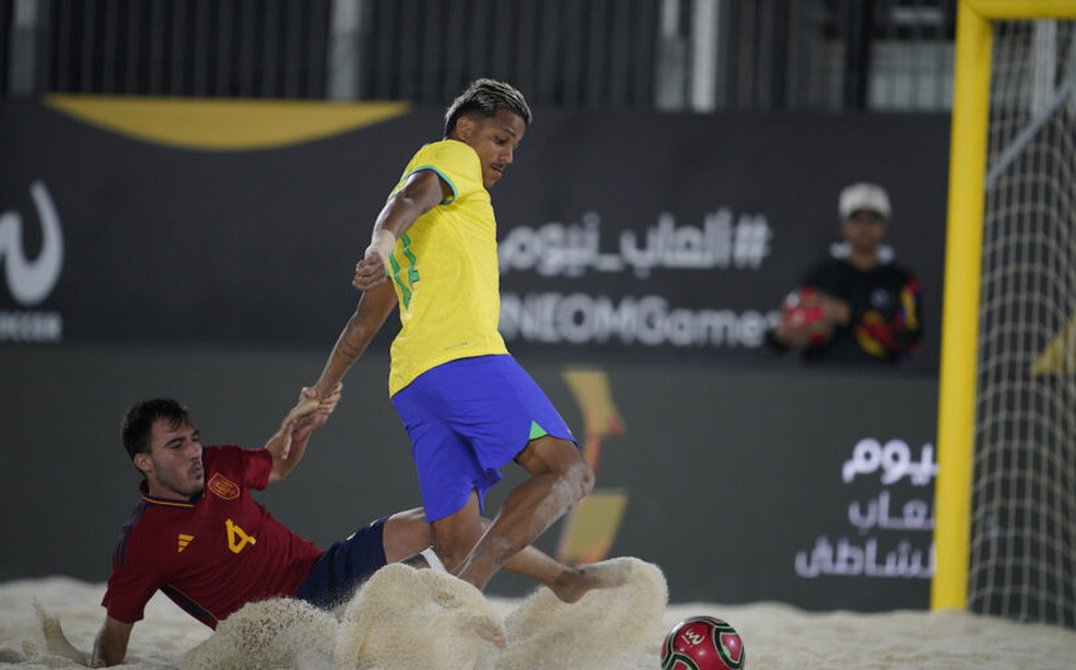 Brasil vence a Espanha e garante vaga na final do futebol de areia masculino, da Neom Beach Games