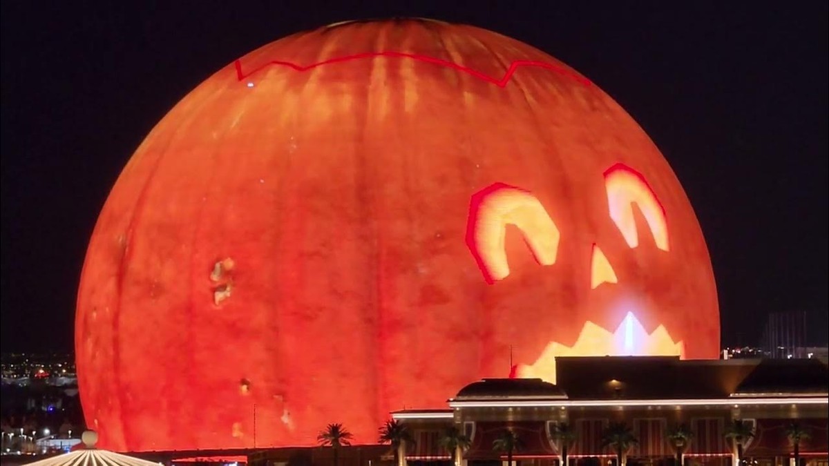 Esfera super tecnológica de Las Vegas vira ‘abóbora gigante’ para o Halloween; veja