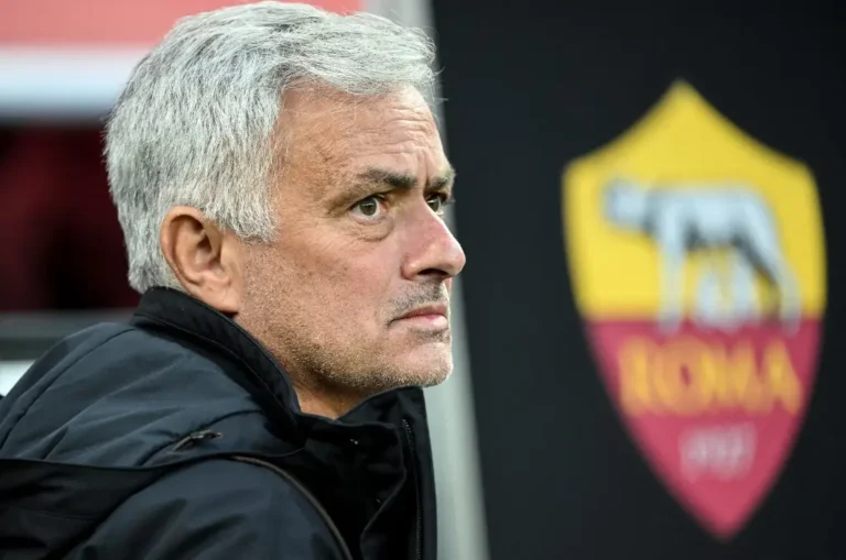 Mourinho é alvo do futebol árabe e deixa futuro em aberto, diz jornal italiano