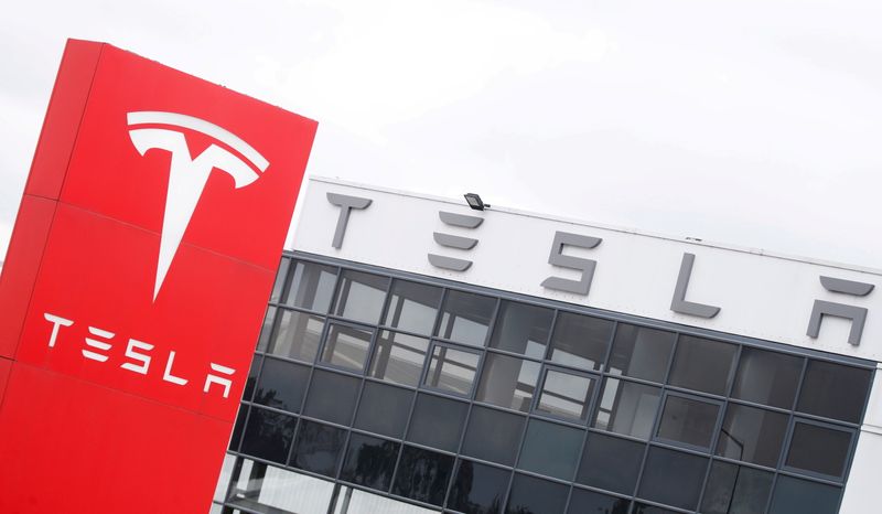 Tesla é uma empresa de carros ou de tecnologia? Analistas discutem Por Investing.com