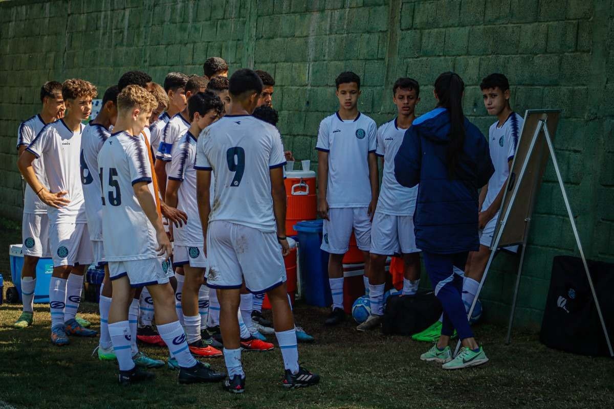 Lições da professora de bola: técnica brasiliense desponta em time de garotos