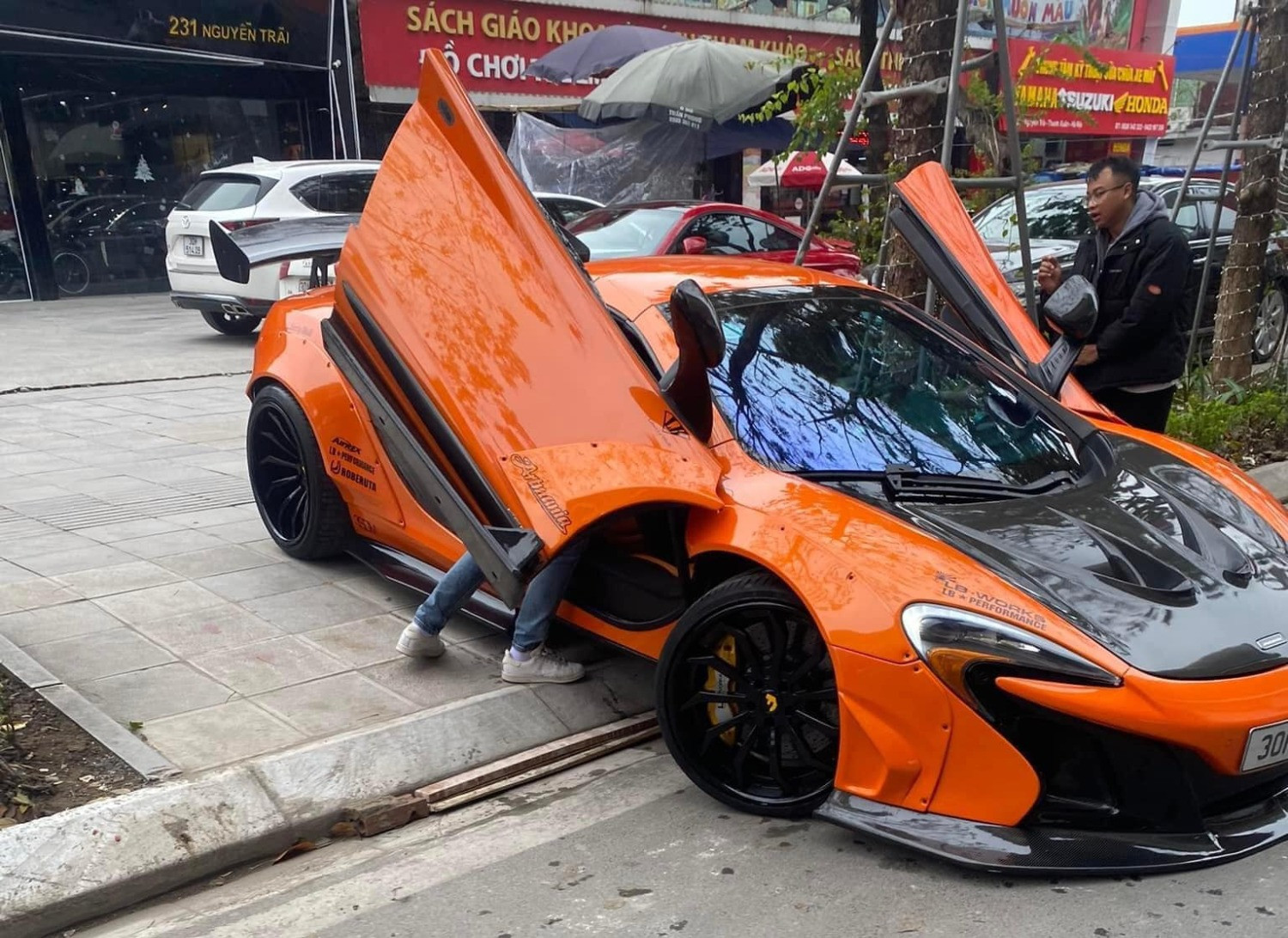 Siêu xe McLaren 650S liên tiếp gặp vận đen, hết cạ gầm đến mất lái đâm vỉa hè