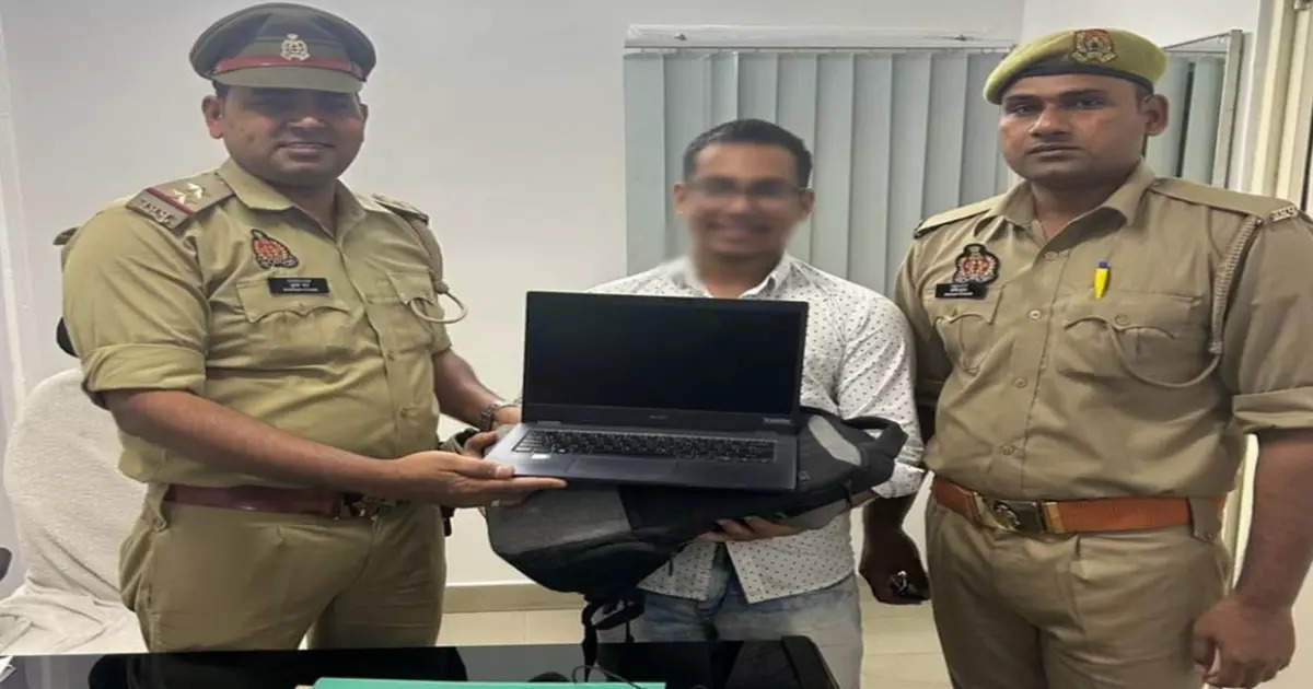 नोएडा पुलिस का ये रूप देखा क्या? ऑटो में छूटे बैग को तलाशा, लौटाई चेहरे पर खुशियां