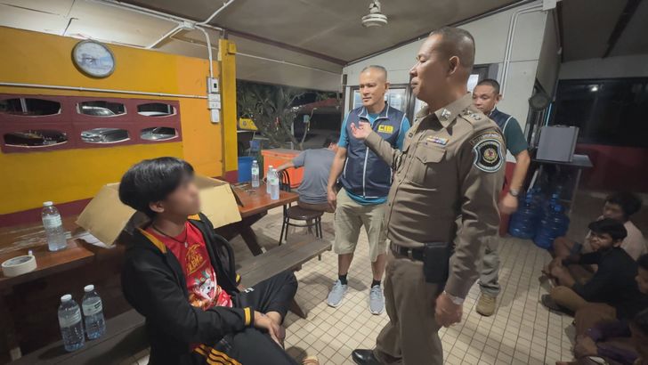 ลูกชายวัย 19 สร้างเรื่องใหญ่ หลอกยืมกระบะพ่อไปหาแฟน โป๊ะโดนจับขนต่างด้าวอัดแน่นรถ