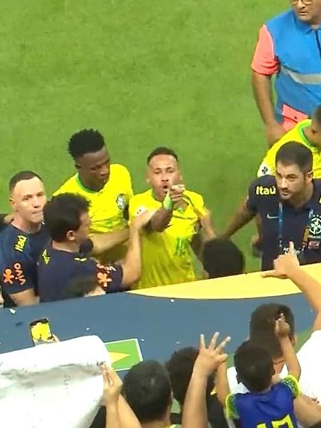 Neymar detona torcedor que jogou pipoca e diz: ‘Não venho aqui de férias’