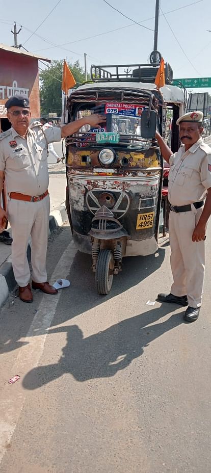 Sirsa News: यातायात प्रभारी ने ऑटो तथा ई-रिक्शा चालकों को दिए यूनिक आईडी नंबर