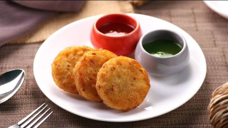 Aloo Tikki Recipe: शाम की छोटी भूख के लिए घर पर तैयार करें कुरकुरी आलू टिक्की, जानें इसे बनाने का सरल तरीका