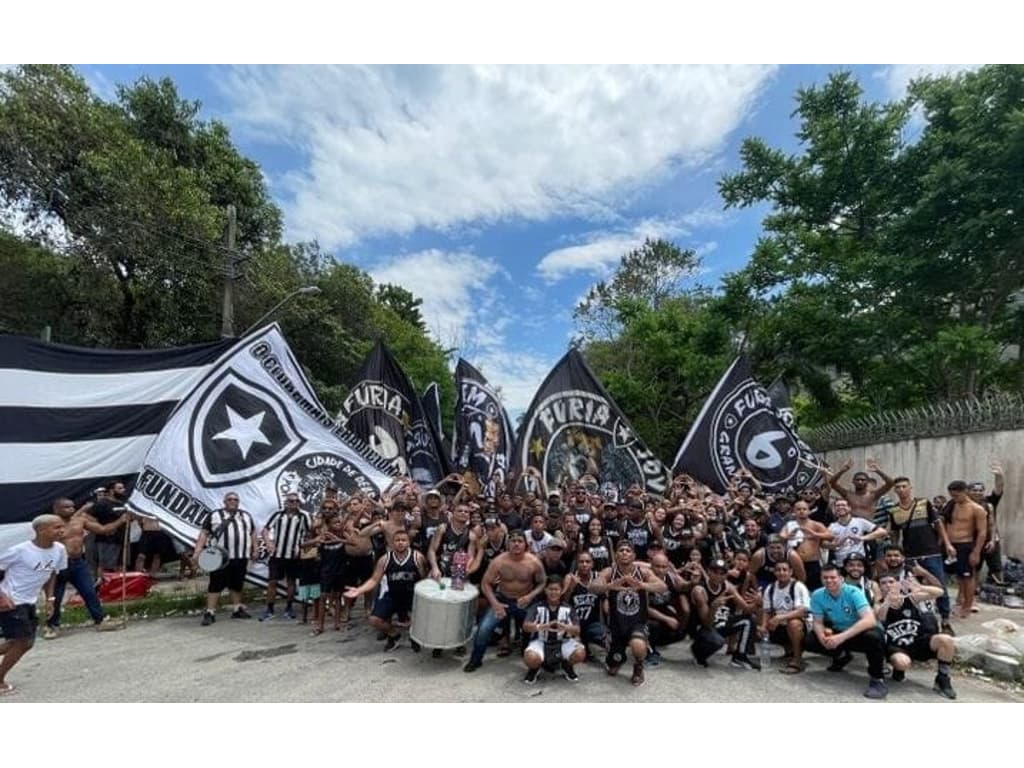 Torcedores do Botafogo vão ao CT e apoiam equipe na véspera do clássico diante do Fluminense