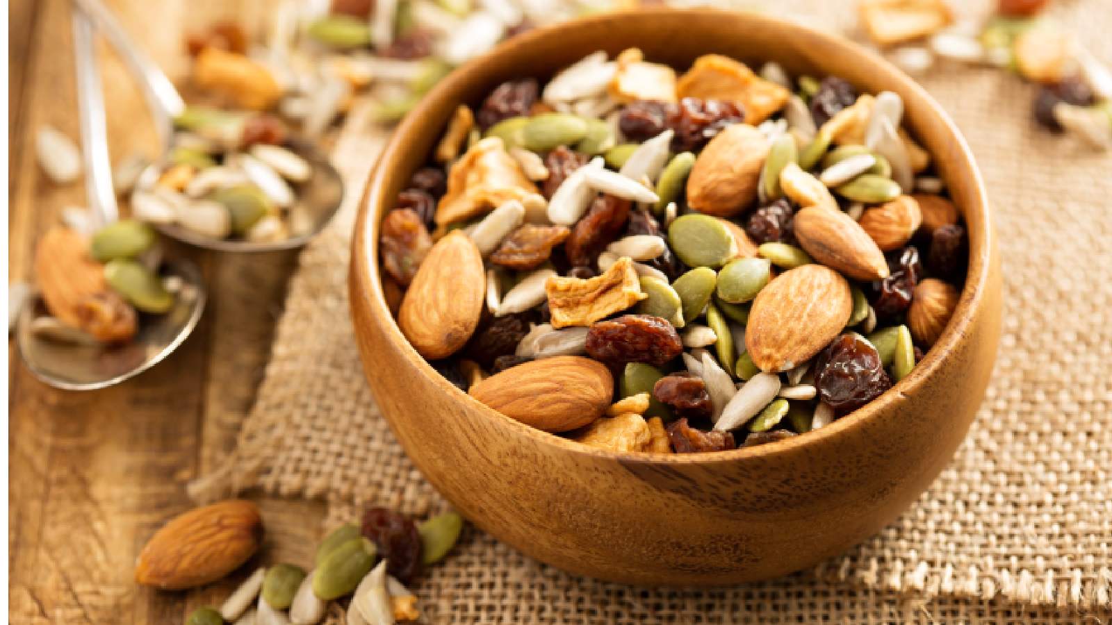 5 best trail mix options for healthy snacking during festive season