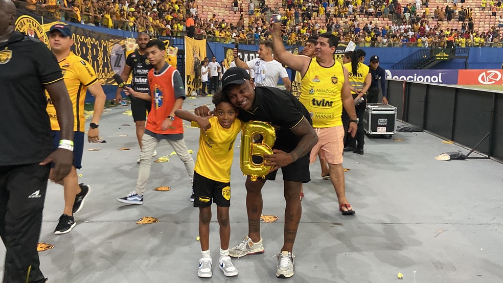 Toca no Sassá que é gol: atacante reencontra bom futebol e sobe para a Série B como destaque