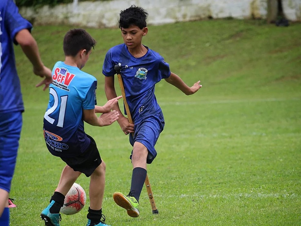 Sem uma perna desde bebê, menino se dedica ao futebol e sonha em jogar no Corinthians: ‘Futuro brilhante’