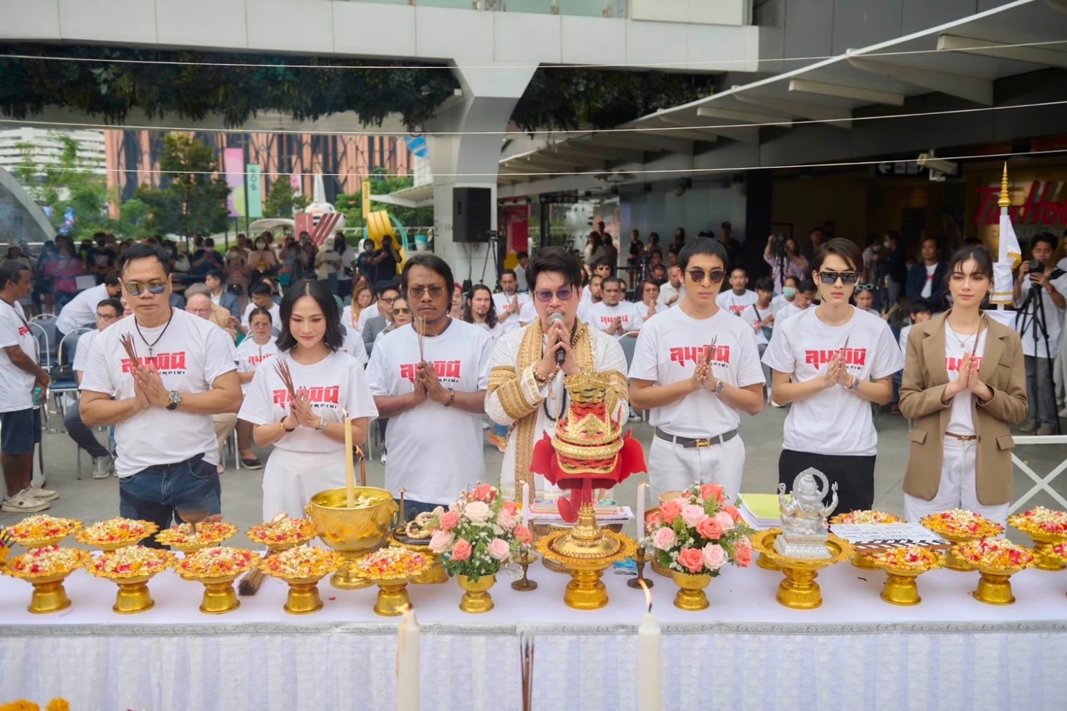 นีโน่-แน็คกี้ 2 พี่น้องพระเอกลิเกสุดฮอต นำทีมบวงสรวงภาพยนตร์ไทยลุมพินี