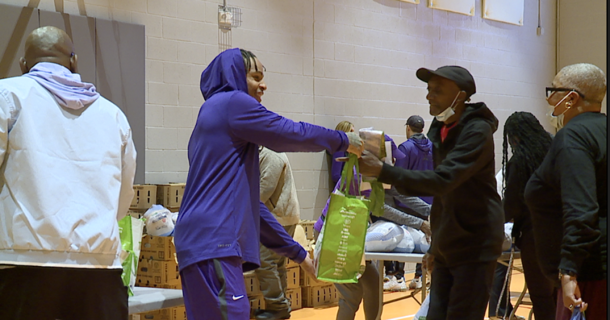 Fresh off win, Ravens players help give away Thanksgiving food