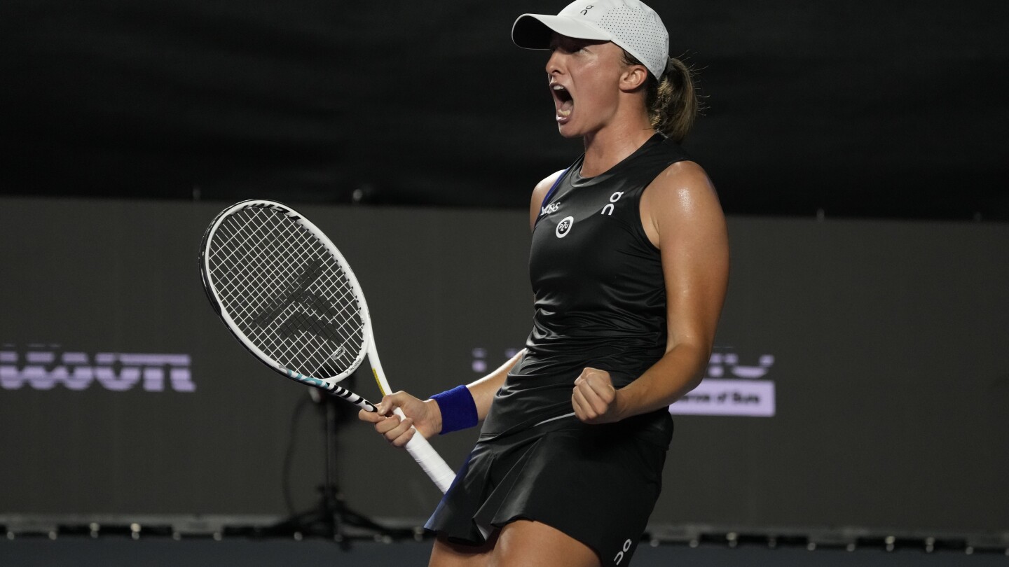 Iga Swiatek tops Aryna Sabalenka at the WTA Finals to reach the title match and get a shot at No. 1