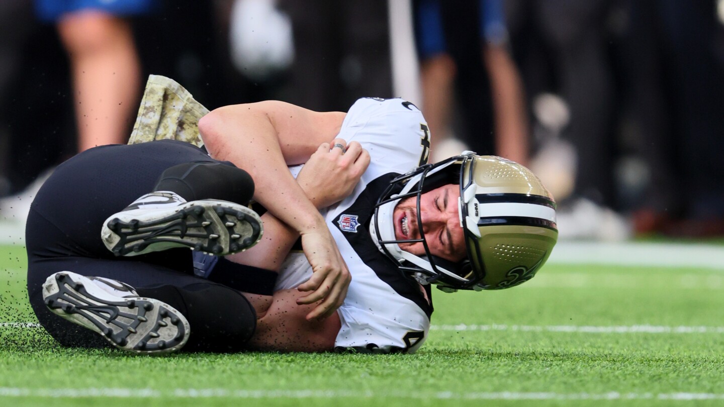 Derek Carr leaves after big hit in third quarter