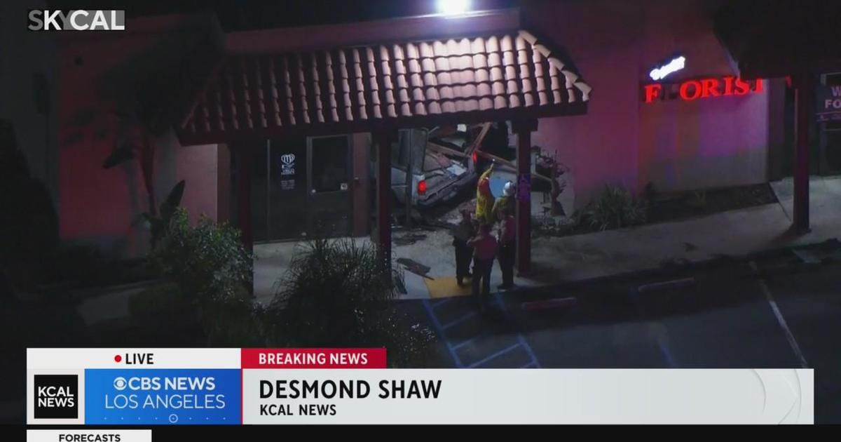 Car crashes into building in Duarte