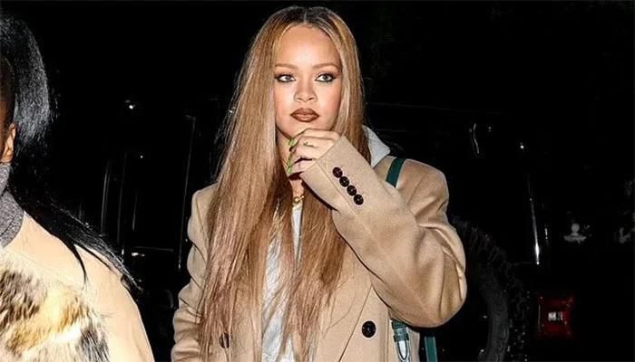 Rihanna Goes ‘Blondanna’ Early on Jennifer Aniston-Like Vibes