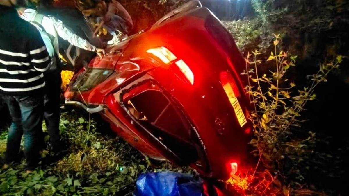 Korba Accident News: पुल से गिरी कार कार क्षतिग्रस्त, बाल- बाल बचा चालक – Car falls from bridge car damaged driver narrowly escapes