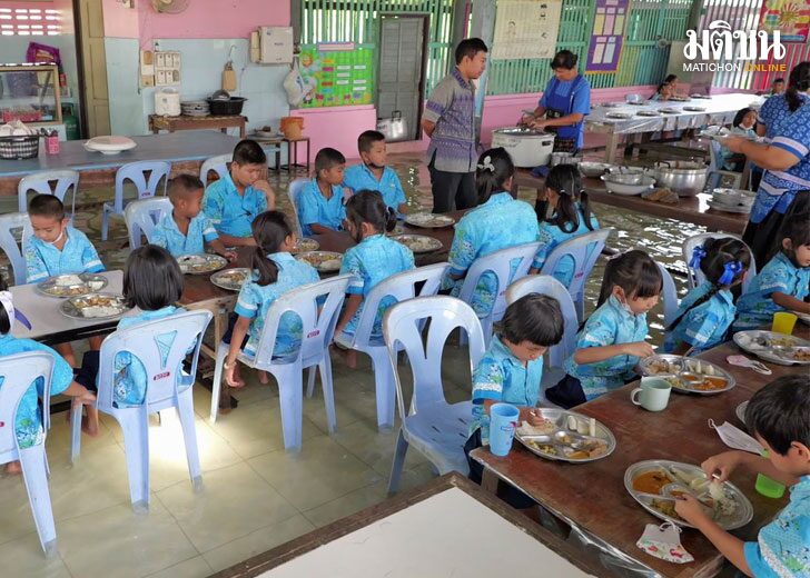 นักเรียน เดือดร้อนหนัก น้ำทะเลหนุนสูง ท่วมโรงอาหาร ต้องกินข้าวกลางน้ำ