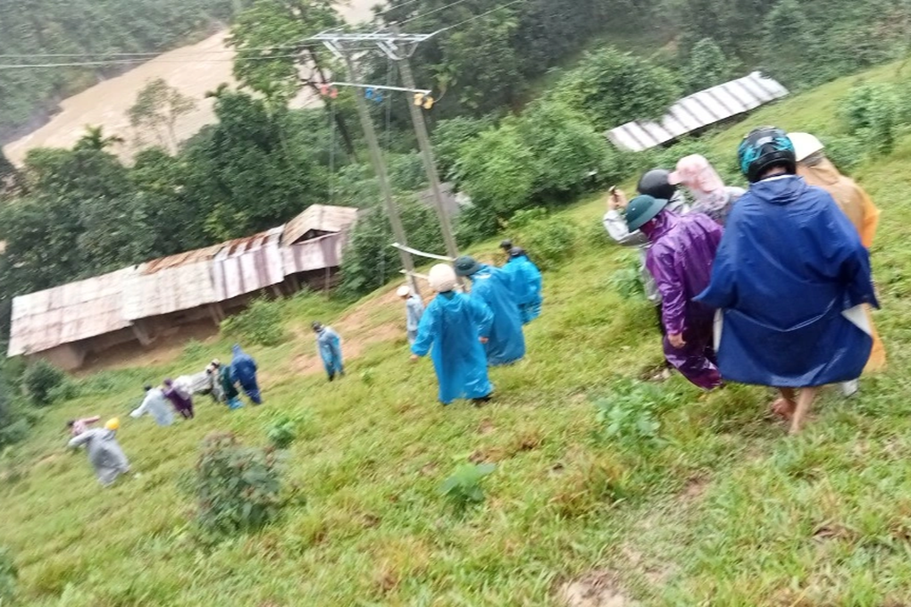 Mưa lớn, 20 người thay phiên khiêng bệnh nhân gãy xương đi gần 30km cấp cứu