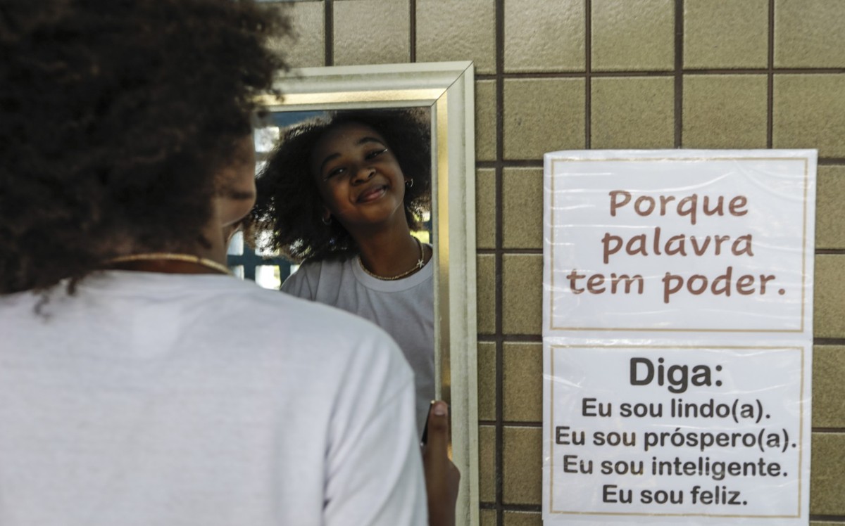 ‘Achava que só pessoas brancas e de cabelo liso eram bonitas. Isso mudou’, diz aluna após estudar cultura africana em escola do Rio