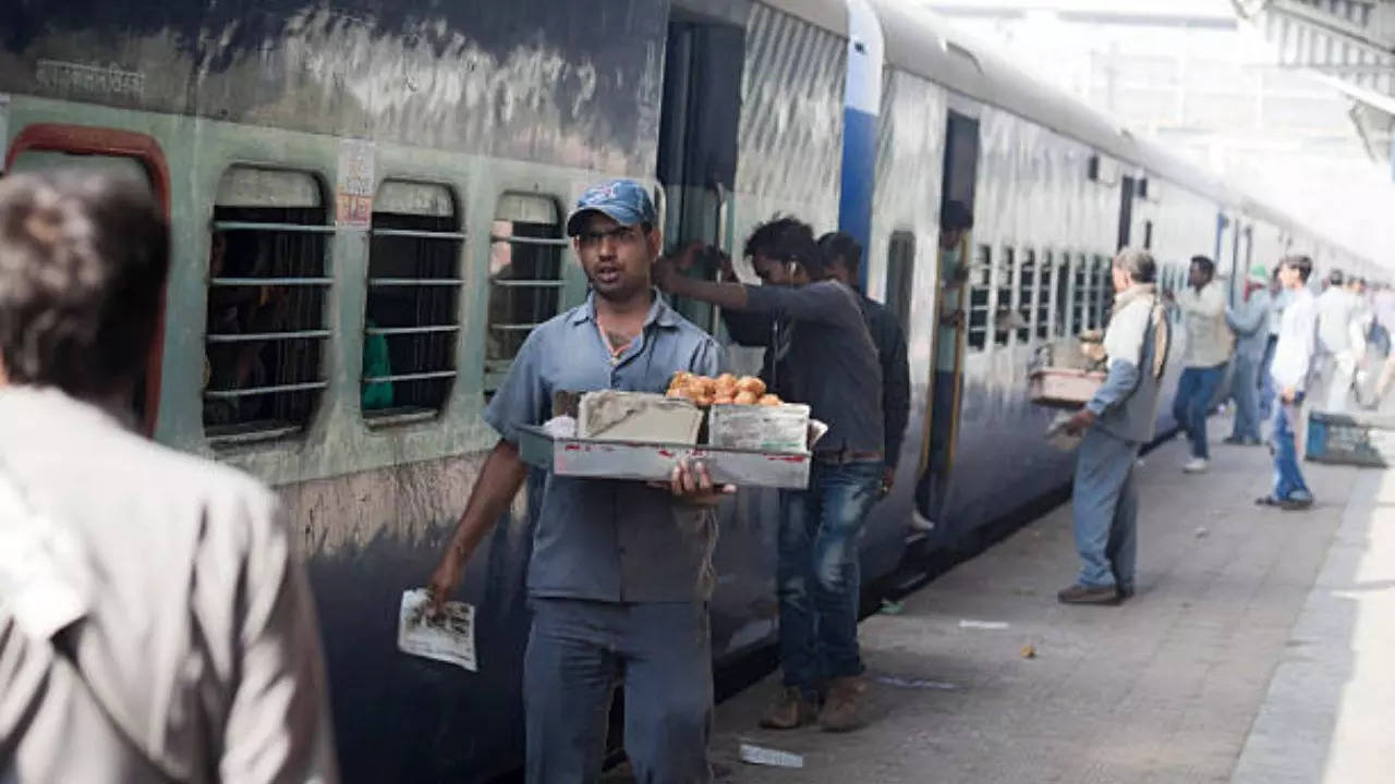 अब ट्रेन में नहीं चलेगी ठेकेदारों की मनमानी, IRCTC ने बनाया एक रूट-एक फूड का मेगा प्लान