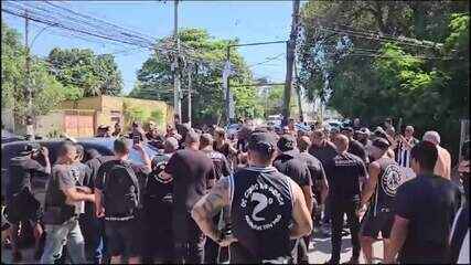 Torcedores vão ao CT do Botafogo protestar