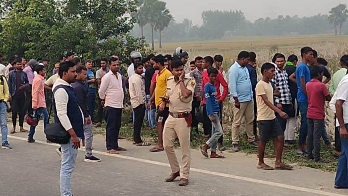 Gopalganj News: अनियंत्रित होकर पानी भरे गड्ढे में गिरी कार, हादसे में महिला की मौत; दो अन्य की हालत गंभीर – Car went out of control and fell into a water filled pit woman died in the accident