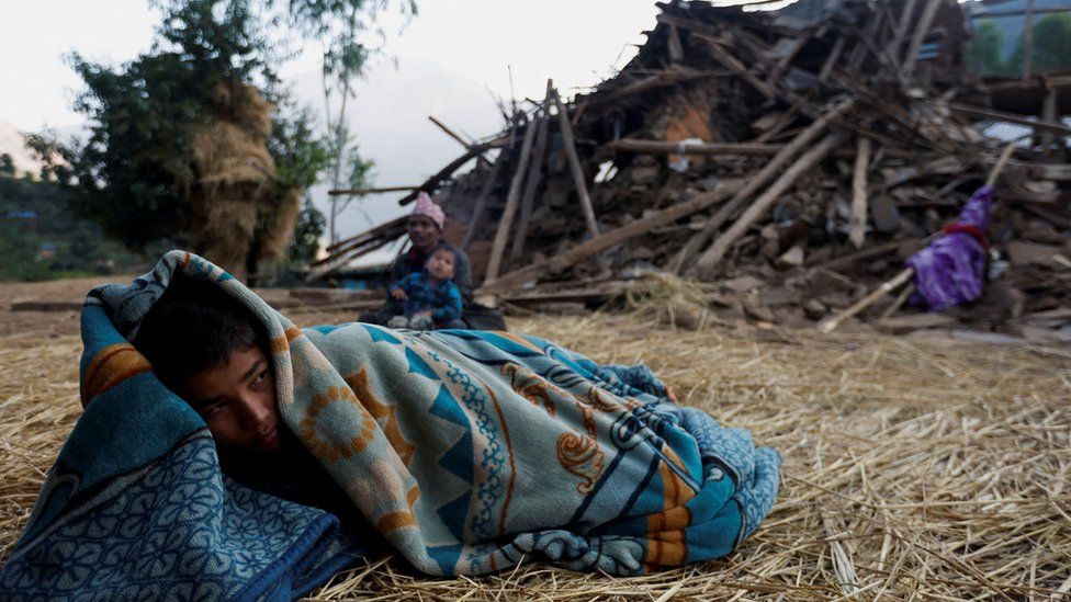 Nepal earthquake: Thousands spend night outdoors in cold