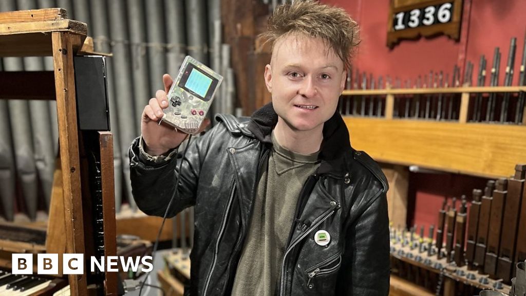 Musician uses Game Boy to play church organ