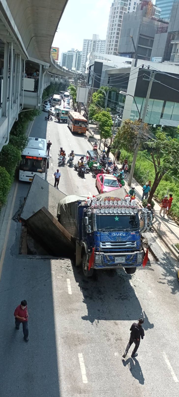 ด่วน! ถนนสุขุมวิททรุดตัว ปากซอยสุขุมวิท 64/1 กลืนรถบรรทุกหายไปเกือบทั้งคัน