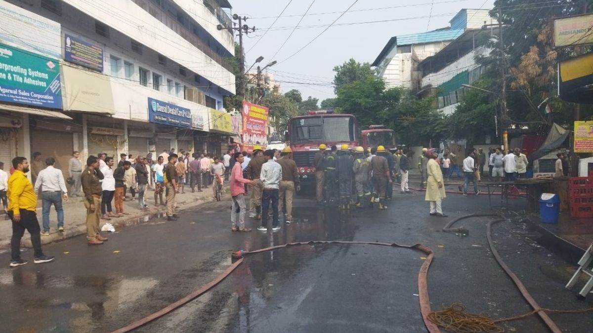 Kanpur: शार्ट सर्किट से लगी आग से फास्ट फूड समेत चार दुकानें जली, बिल्डिंग में फंसे लोगों को बचाया गया – fire in four shops in kanpur swaroop nagar