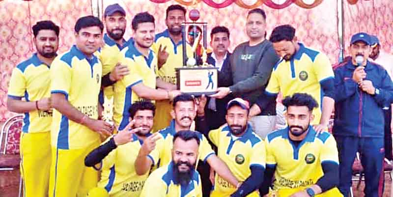 क्रिकेट में वोल्टेज इलेवन पांवटा ने जीती ट्राफी