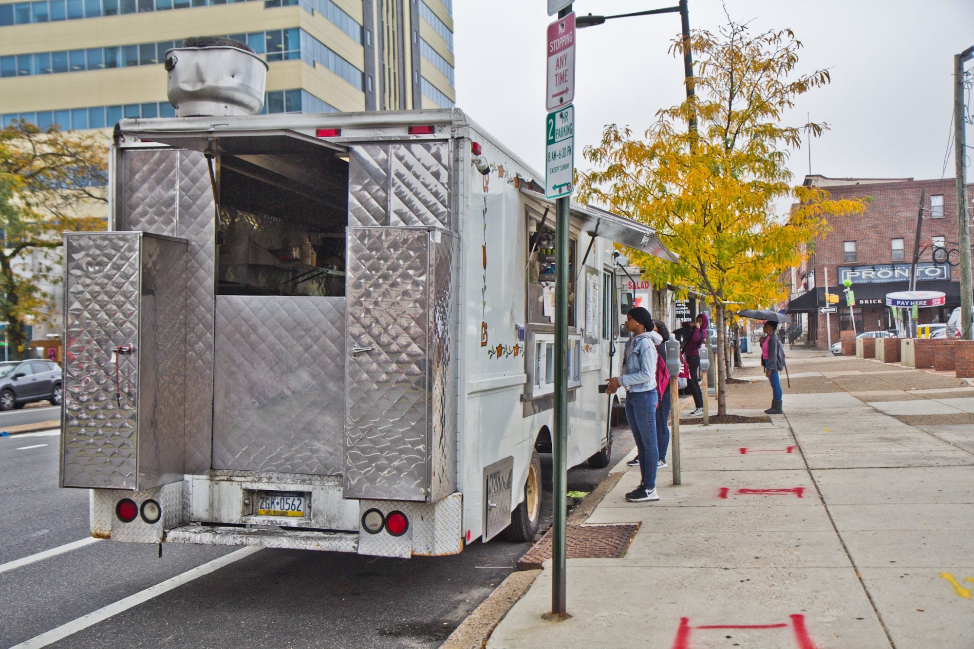 Philly food trucks are still giving out plastic bags despite ban, advocates say