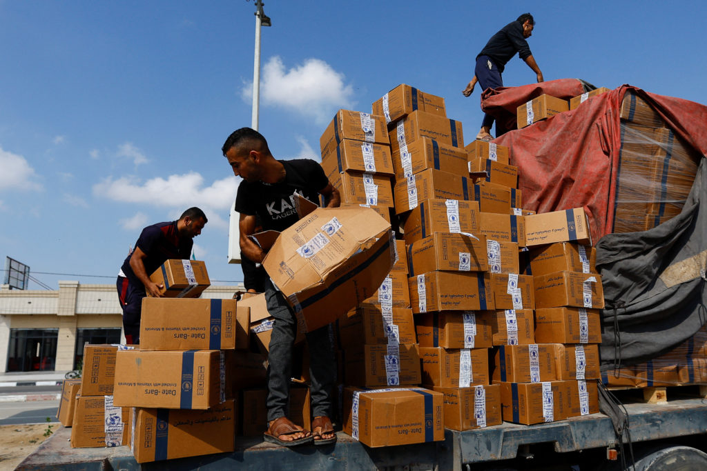 U.N. stops delivery of food and supplies to Gaza as communications blackout