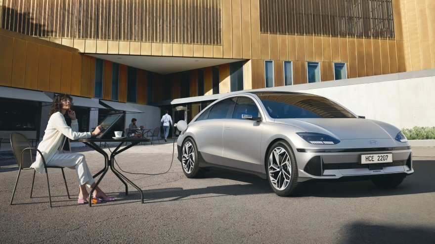 Hyundai Ioniq 6 takes top spot in Edmunds’ new EV charging test