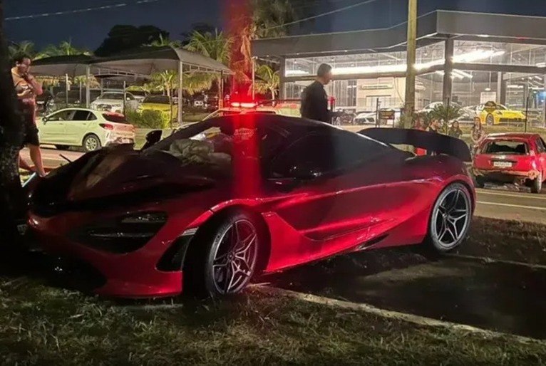 Motorista bate carro de luxo avaliado em R$ 3 milhões e abandona o veículo