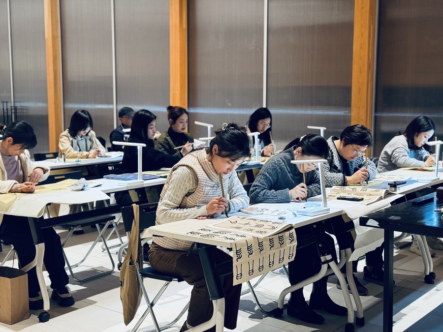 Daytime office worker but evening student — new lifestyle of young Chinese