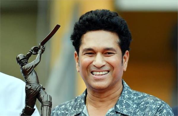 वानखेड़े में लगी Sachin Tendulkar की प्रतिमा, बोले- गर्व है आज भारत जैसी क्रिकेट खेल रहा है