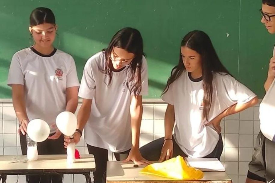 Alunos ensinam pais a lançarem foguetes em Feira de Ciências, Arte e Tecnologia na quinta-feira (23)