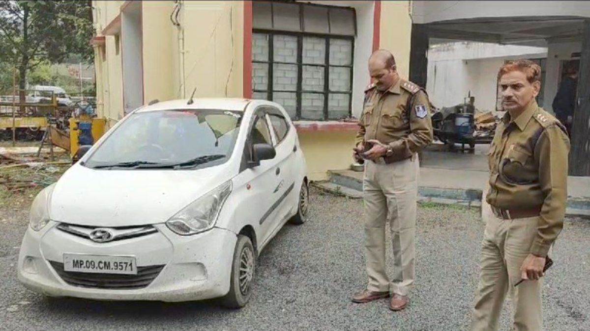 Ujjain News: कार से युवकों के स्टंट करने का वीडियो वायरल होने पर पुलिस की कार्रवाई, इंदौर से पकड़ लाई उज्जैन – Ujjain Police action after video of youth doing stunts with car goes viral