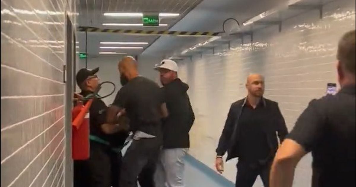 Gerente de futebol do Corinthians tenta invadir sala do VAR na Arena do Grêmio; veja vídeo