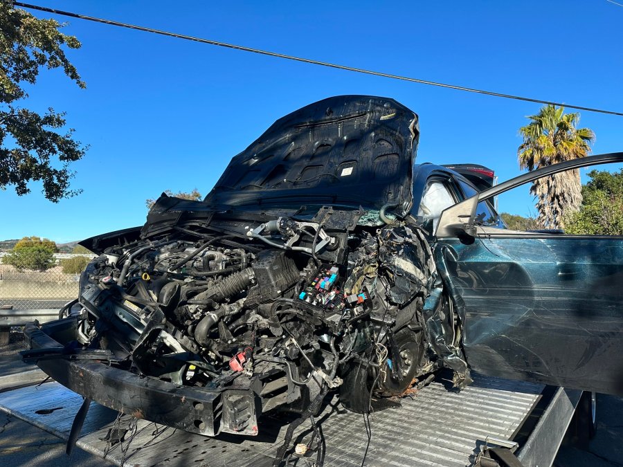 Over 400 customers lose power after car crashes into PG&E pole in San Rafael: police