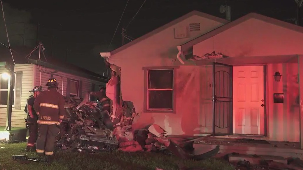 Driver of speeding car goes airborne, crashes into parked cars, Oakland homes