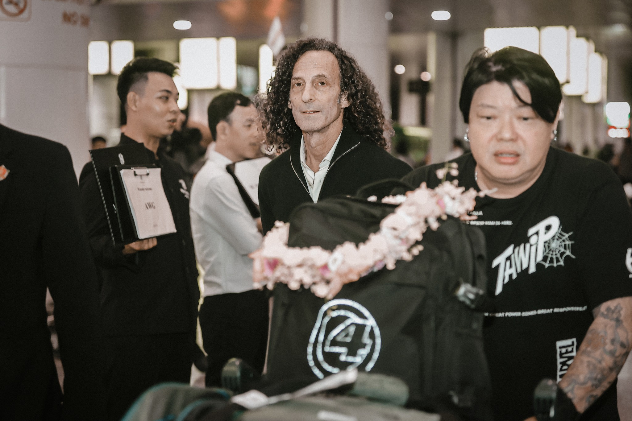 Kenny G đã đến Hà Nội, mang theo cây kèn đặc biệt để đấu giá