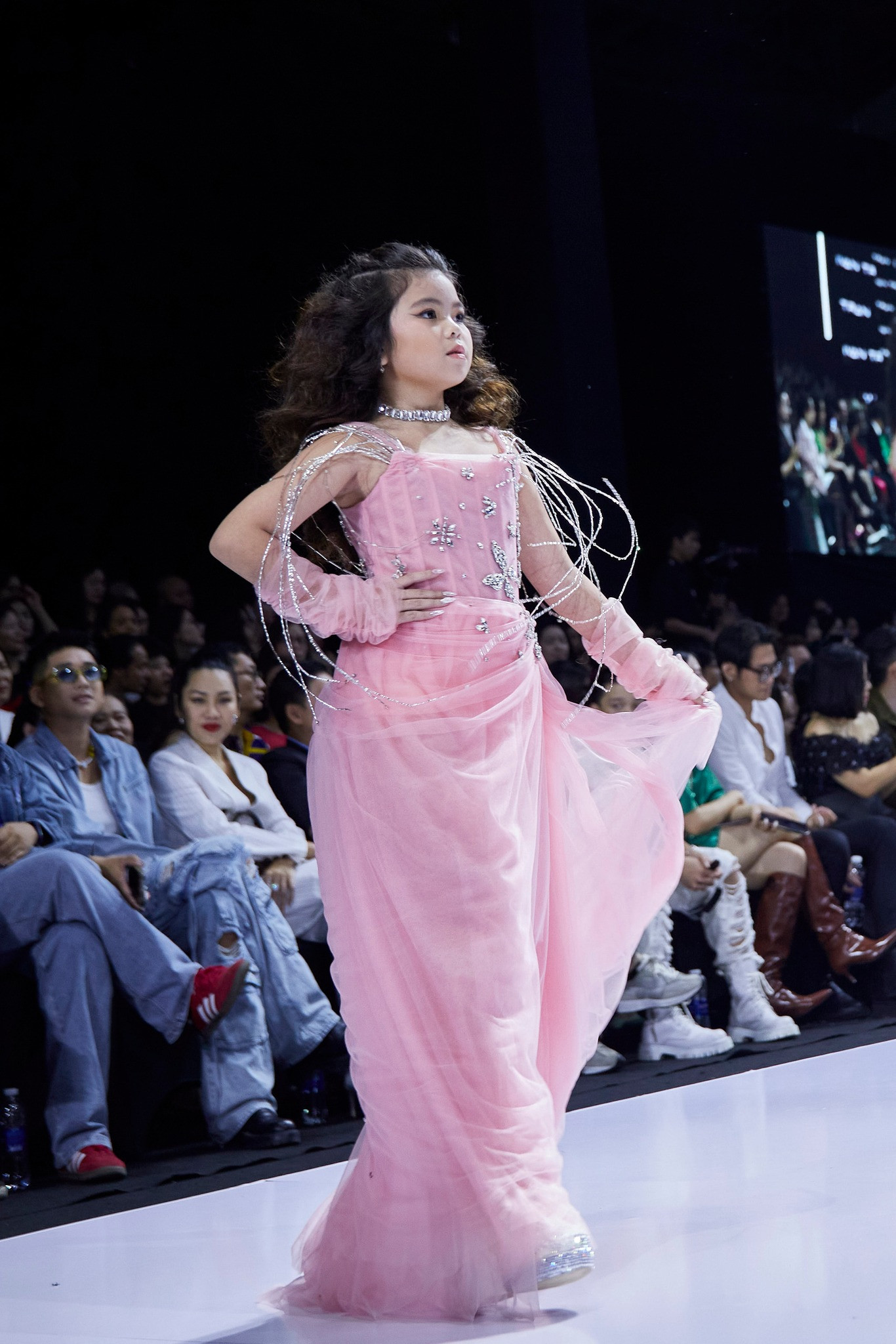 Mẫu nhí Emily Huỳnh tự tin catwalk với Quán quân Lê Thu Trang