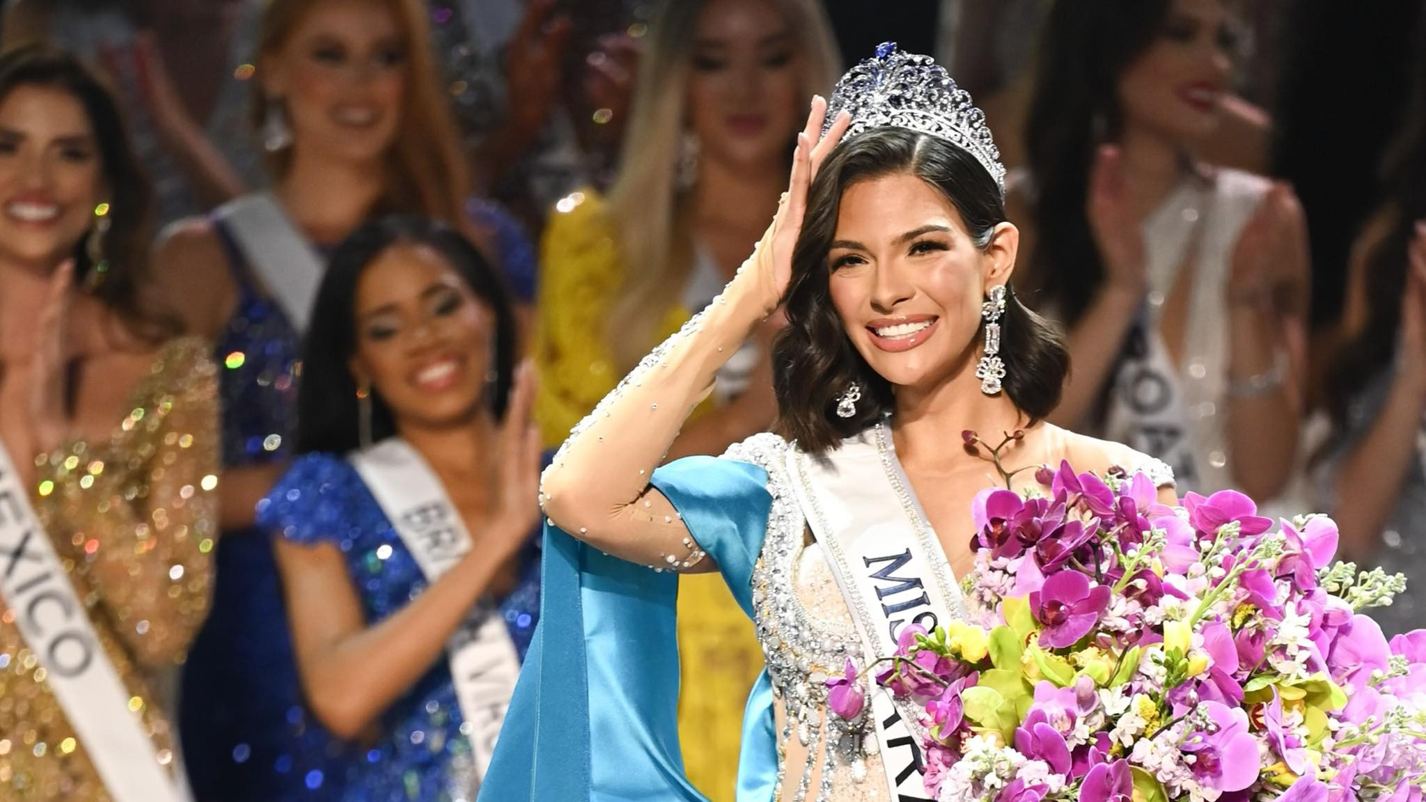 Vẻ đẹp nóng bỏng của tân Miss Universe 2023 cao 1m80