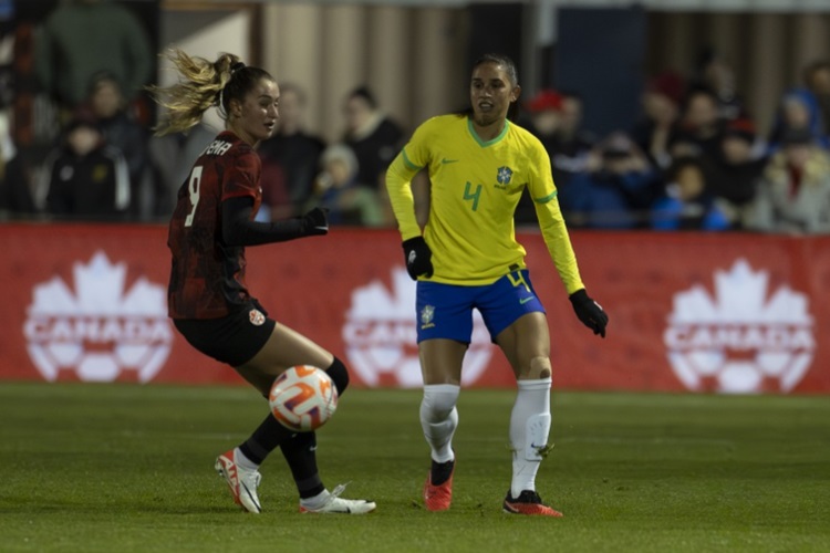 Brasil cai de rendimento na etapa final e perde amistoso para Canadá no Futebol Feminino