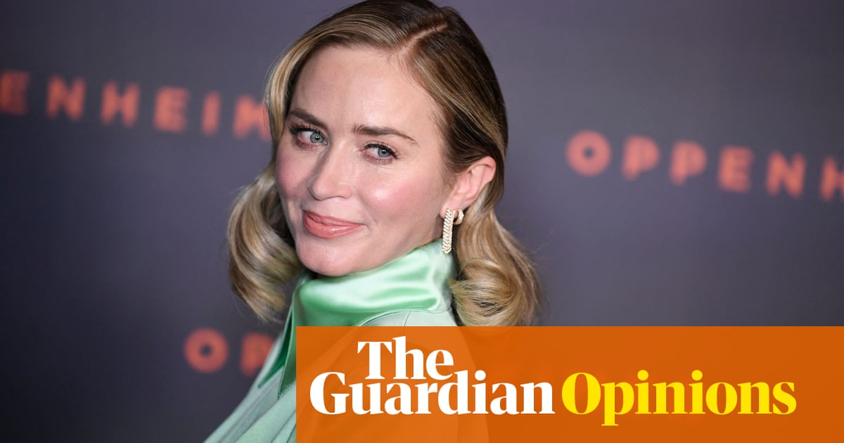 So sorry, celebrities, but you should take a tip from Emily Blunt before you offer an insincere apology