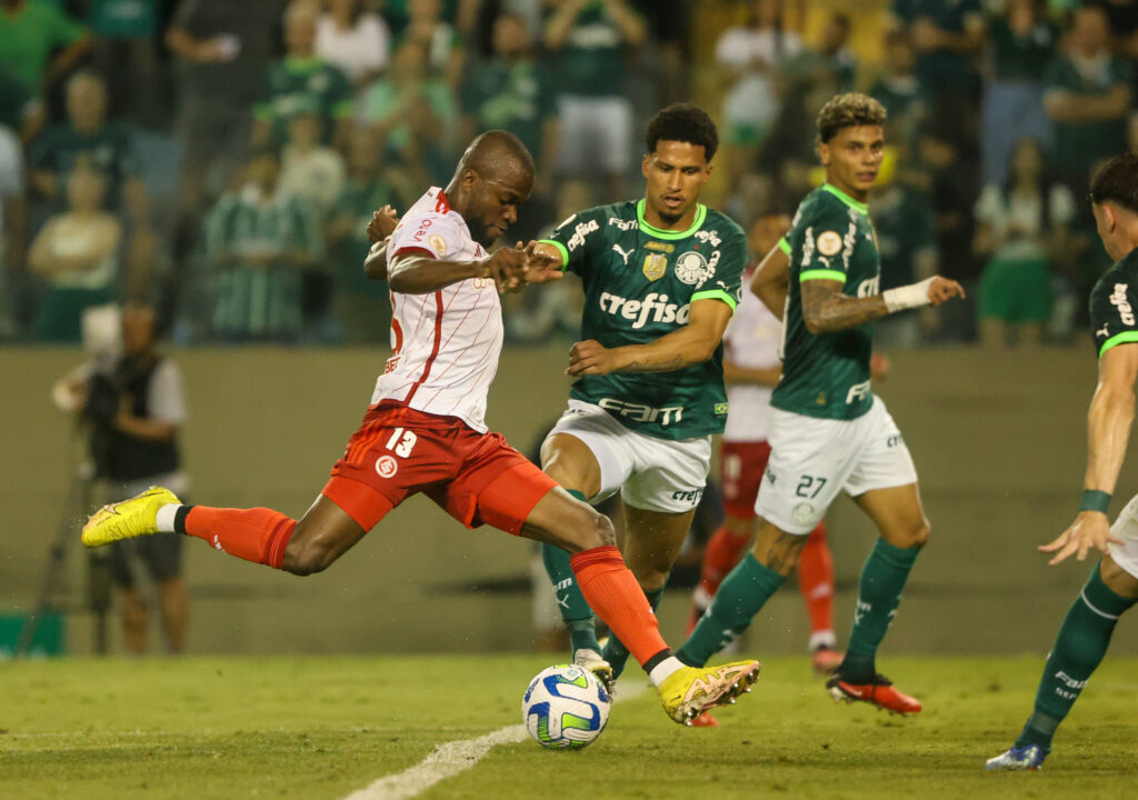 Entenda a regra que pode mudar no futebol e gerou memes sobre Enner Valencia